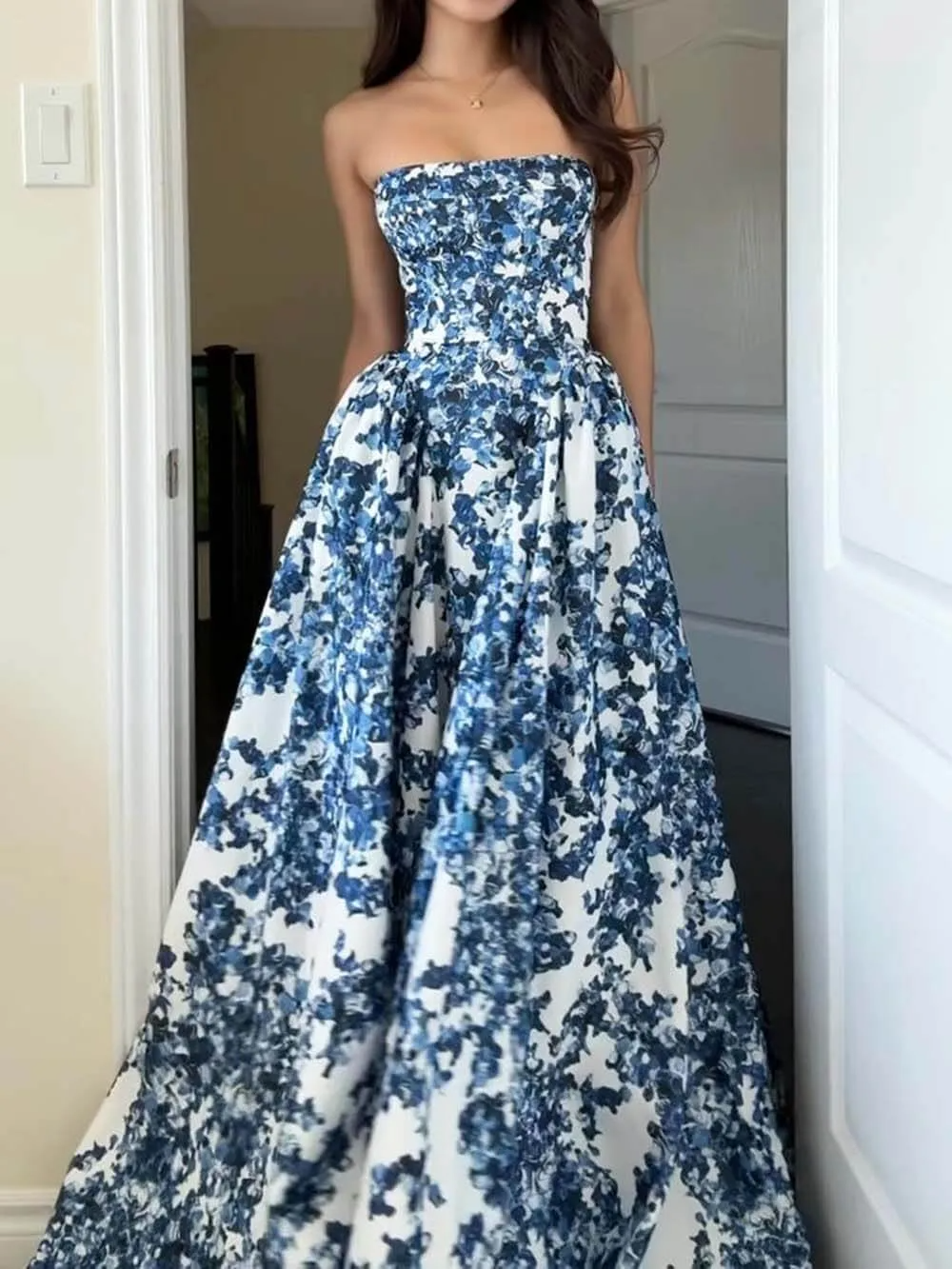 Ladies Maxi Dress – Strapless – Figure-Accentuating Bodice – Flowy Skirt – Elegant Look