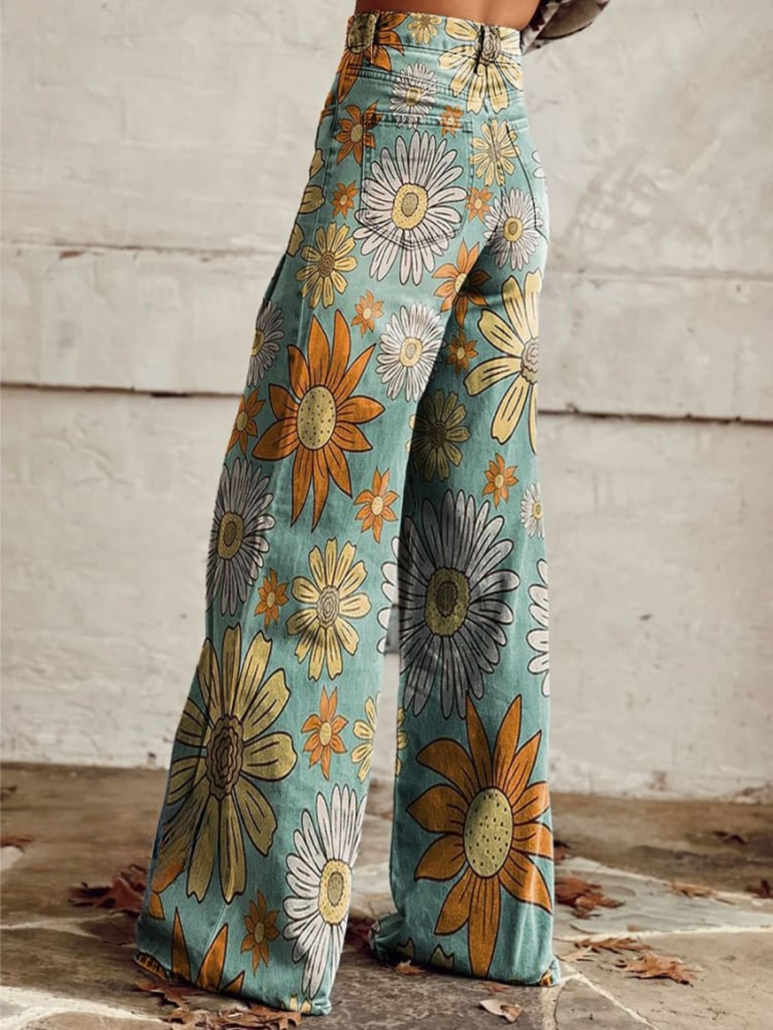 Broek met levendige bloemen en wijde pijpen