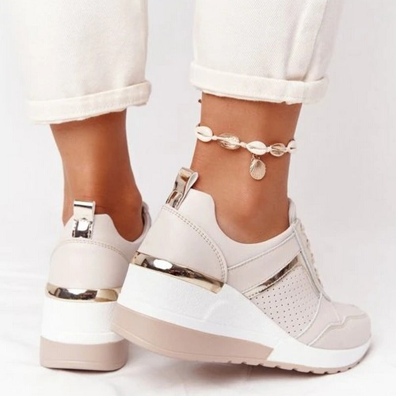 Dames Sleehak Sneakers - Ademend Leerlook - Metalen Accenten - Comfort Zool