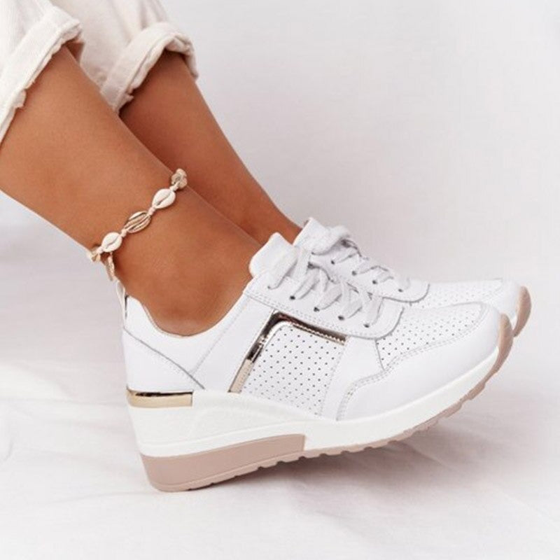 Dames Sleehak Sneakers - Ademend Leerlook - Metalen Accenten - Comfort Zool