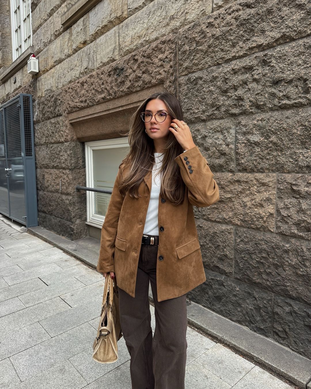 Suède blazer - camel kleur damesjasje met stijlvolle pasvorm