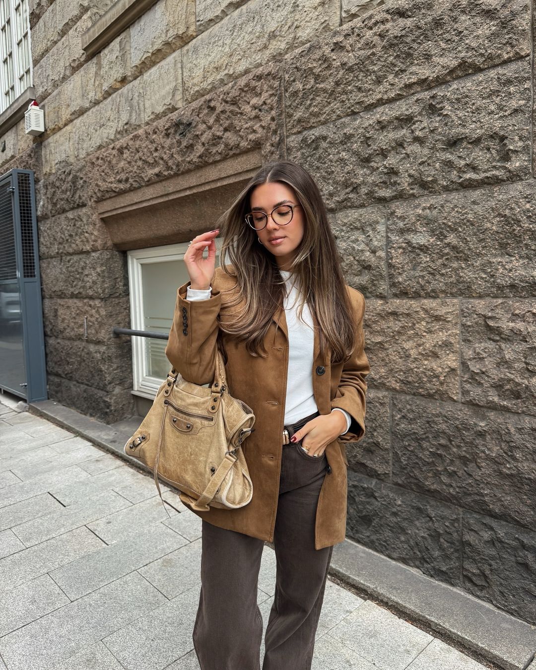 Suède blazer - camel kleur damesjasje met stijlvolle pasvorm