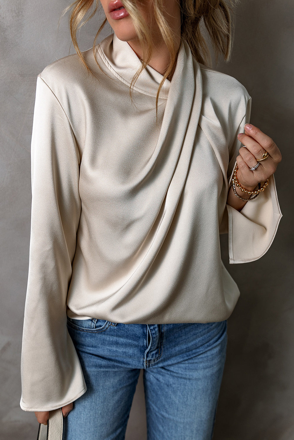 Kenna | Luxe satijnen blouse met lange mouwen en gekruiste voorkant