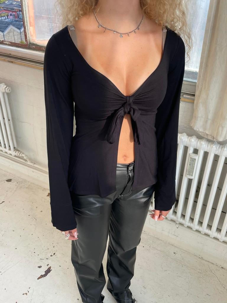 Isla – Zwarte Blouse met Flared Mouwen