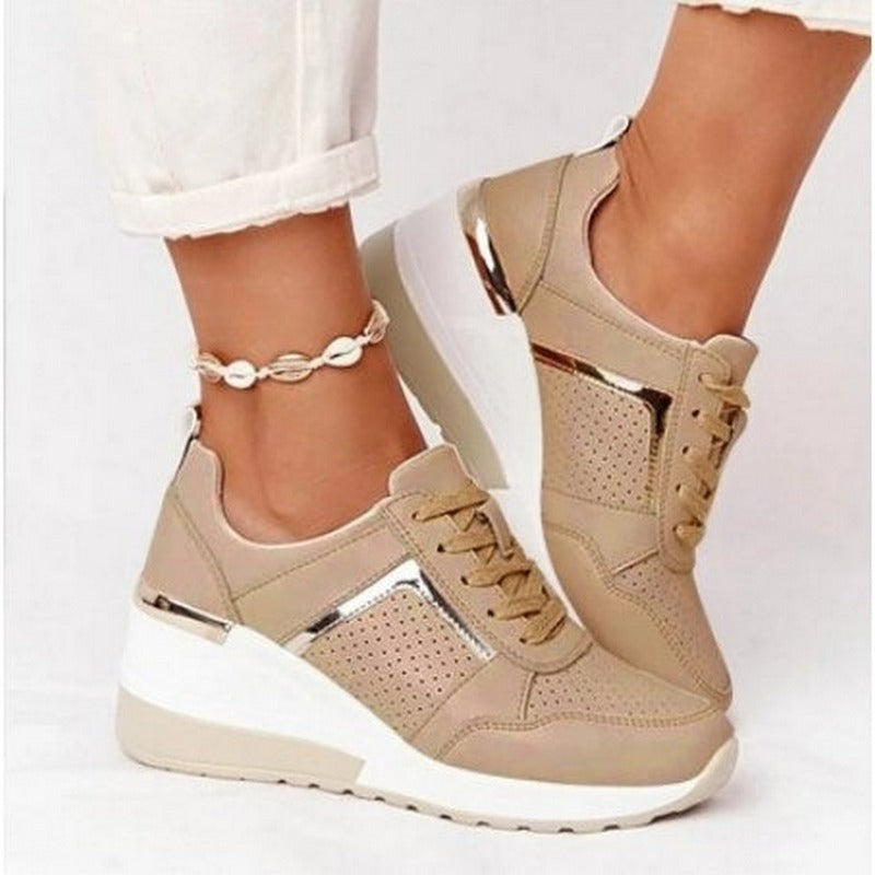 Dames Sleehak Sneakers - Ademend Leerlook - Metalen Accenten - Comfort Zool