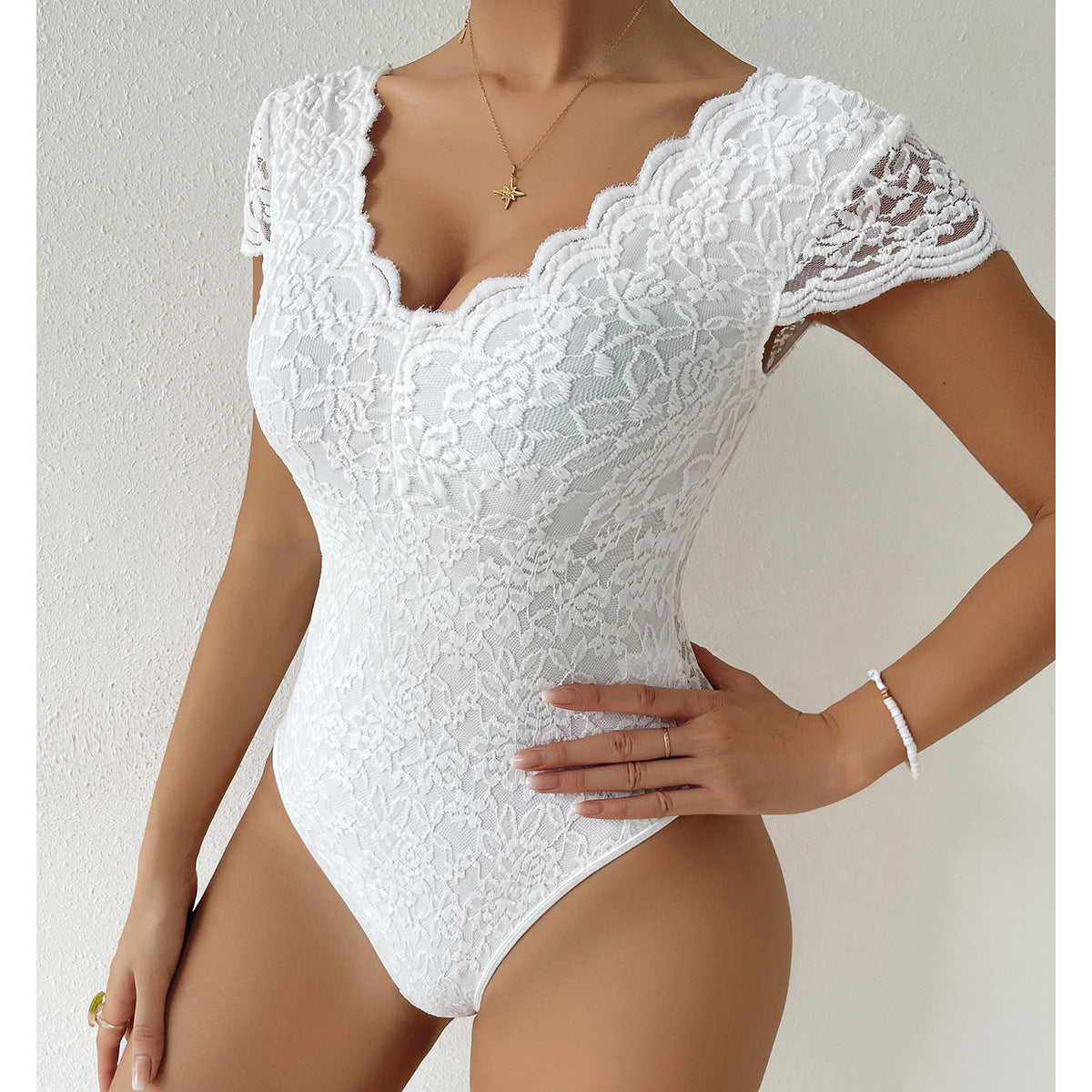 Maeve - Elegante Body Suit met Kanten Mouwen en V-hals