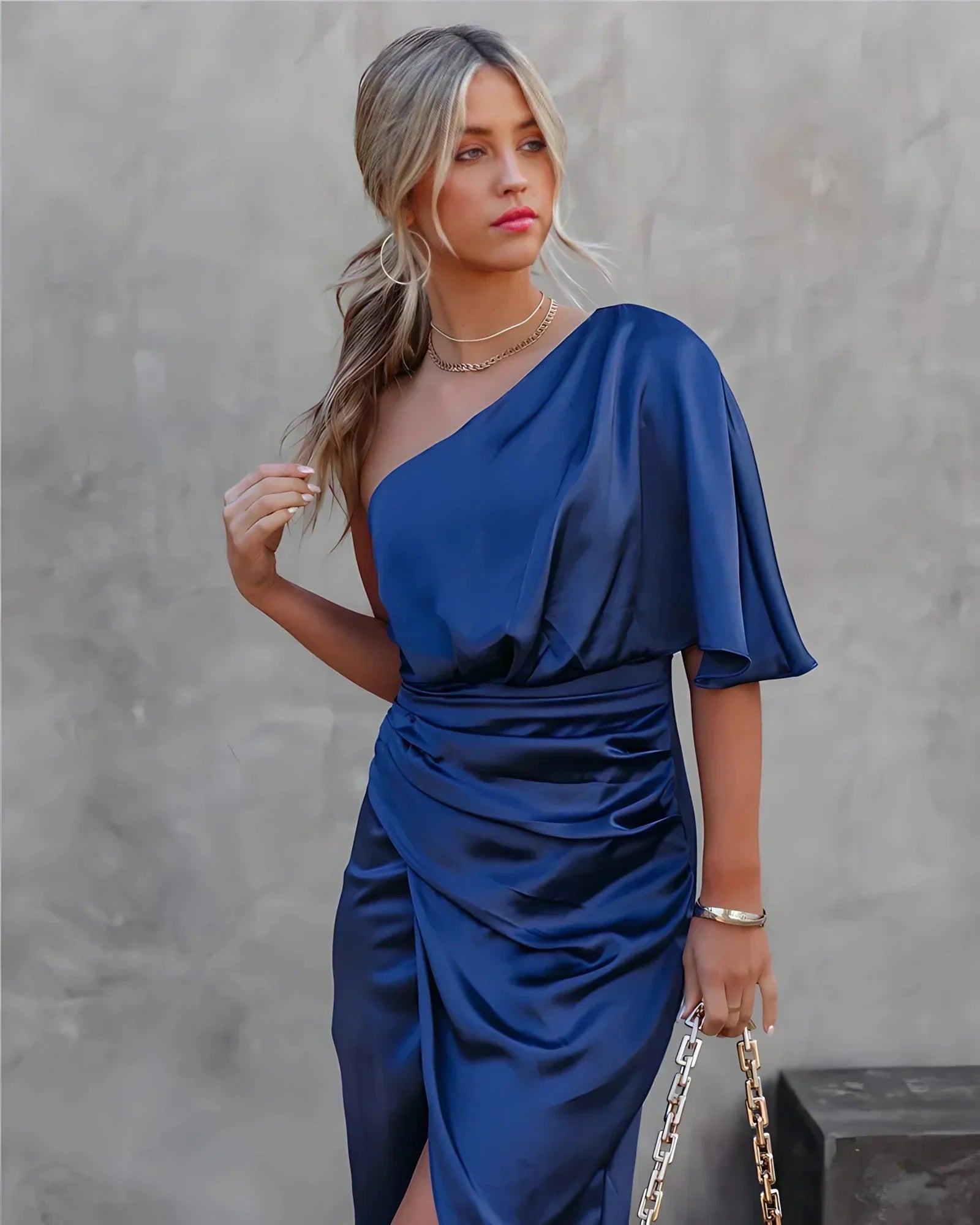 Quinty | One-Shoulder Jurk met Geplooide Rok