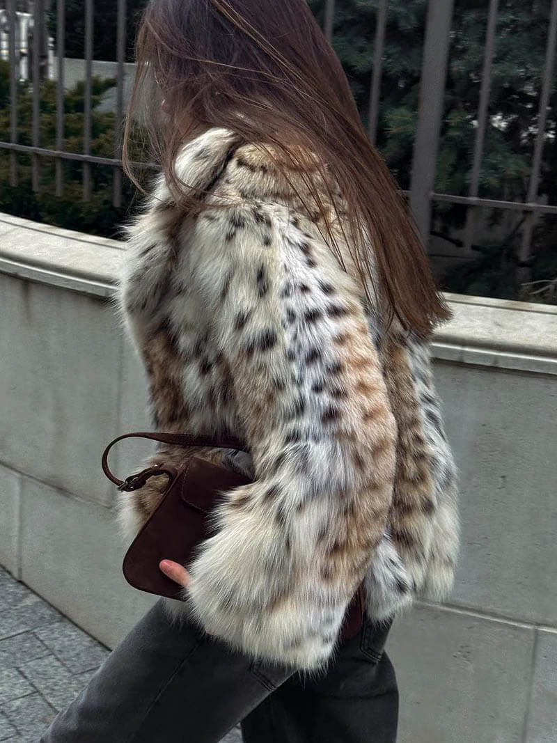 Leopard Velvetfur Coat – Statement Jas voor Dames met Gedurfd Luipaardpatroon