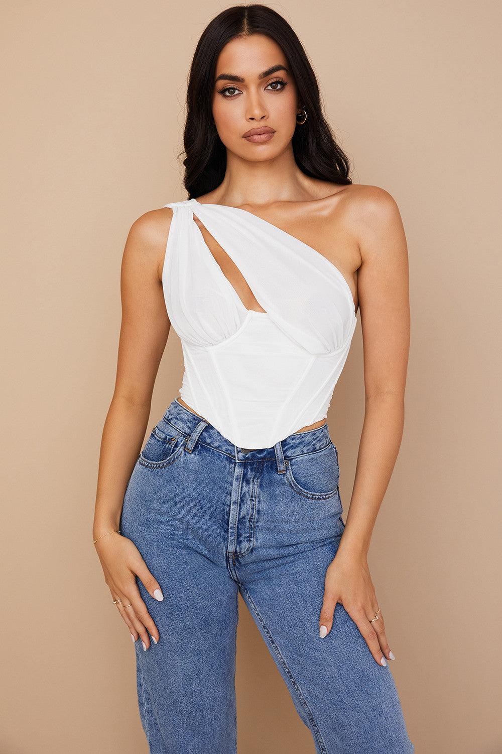 Witte asymmetrische top met mesh en uitsnede