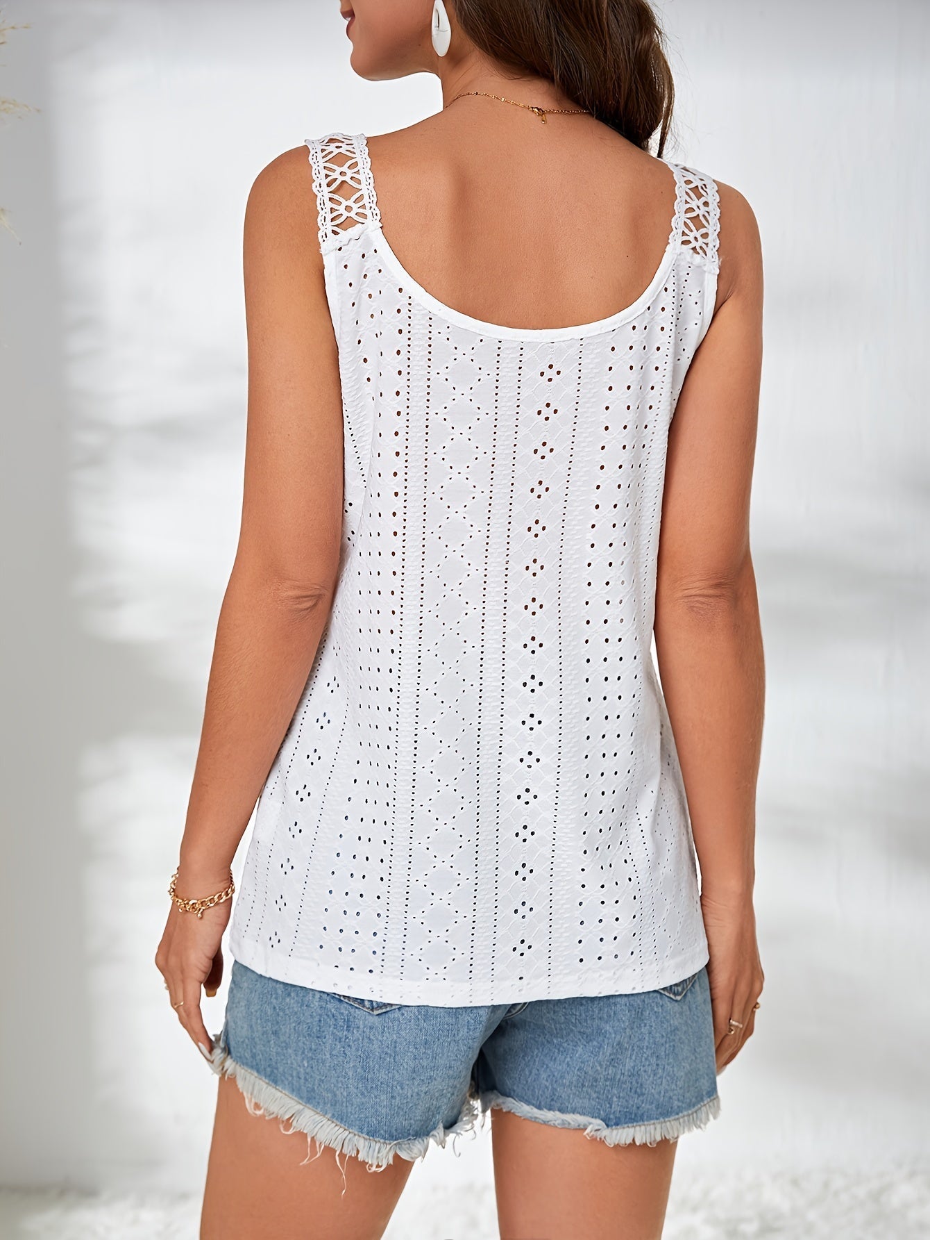 Witte broderie anglaise tanktop met speelse knoopdetails