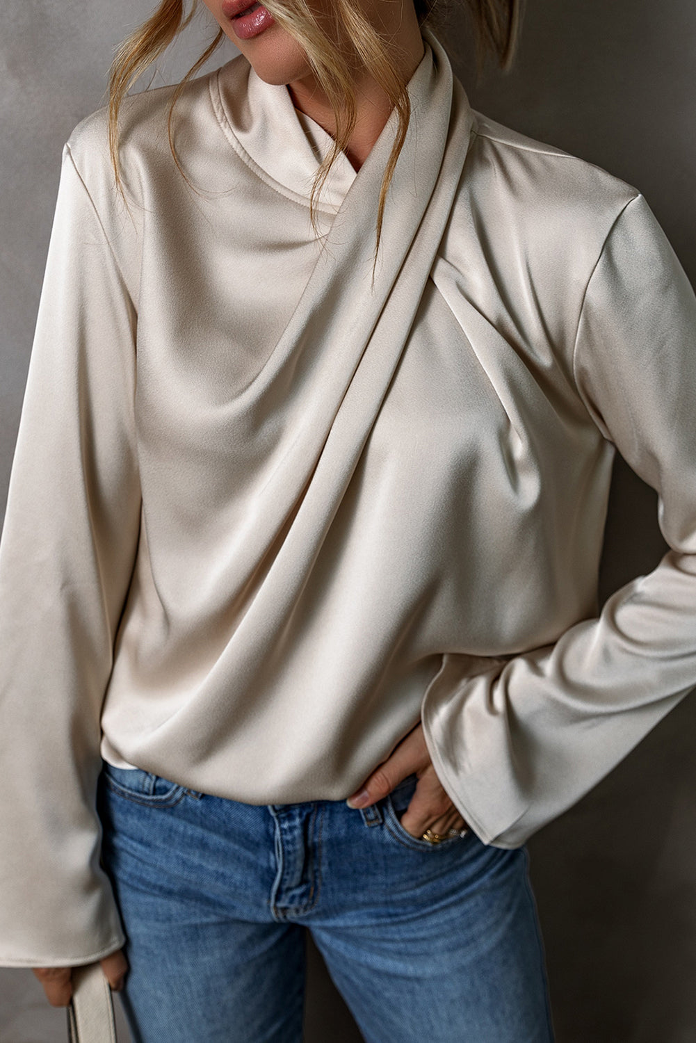 Kenna | Luxe satijnen blouse met lange mouwen en gekruiste voorkant