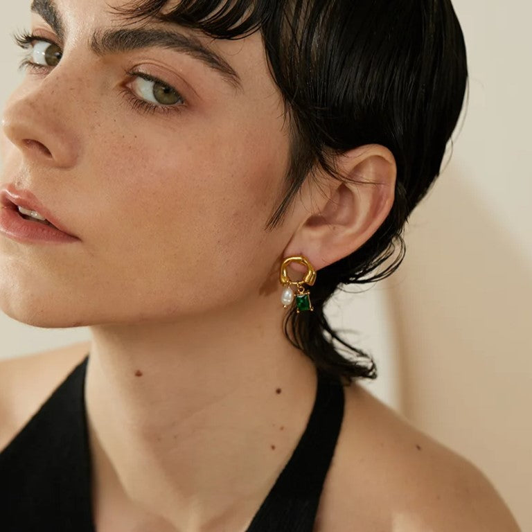 Esmeralda | Geometrische Smaragd Oorbellen met Parel Detail
