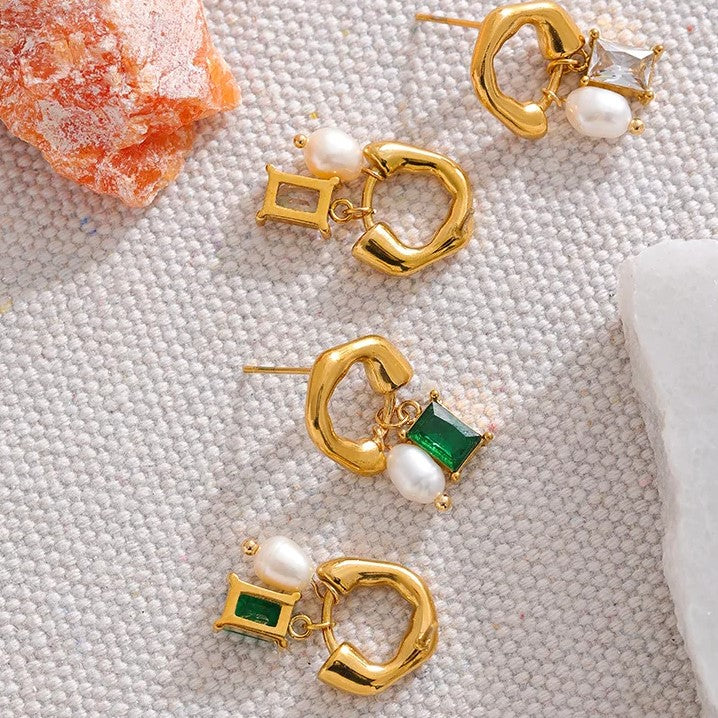 Esmeralda | Geometrische Smaragd Oorbellen met Parel Detail