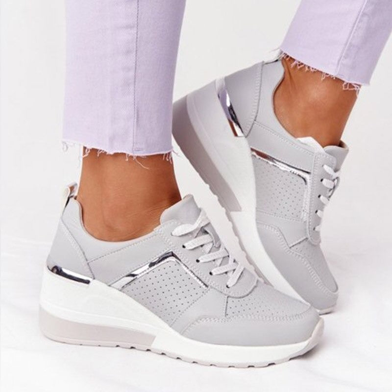 Dames Sleehak Sneakers - Ademend Leerlook - Metalen Accenten - Comfort Zool