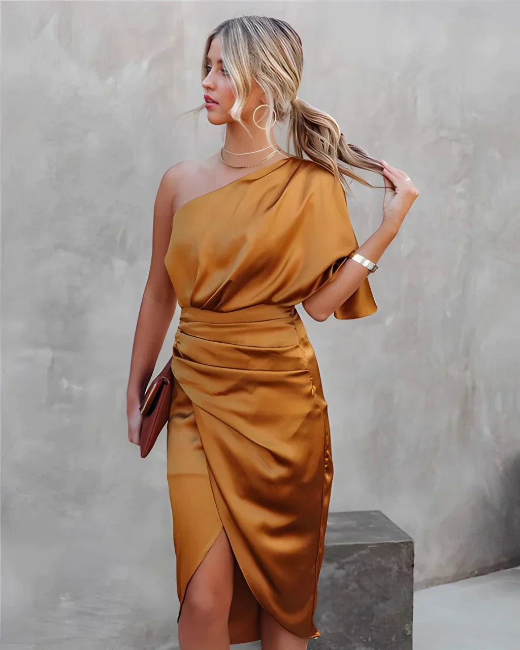 Quinty | One-Shoulder Jurk met Geplooide Rok